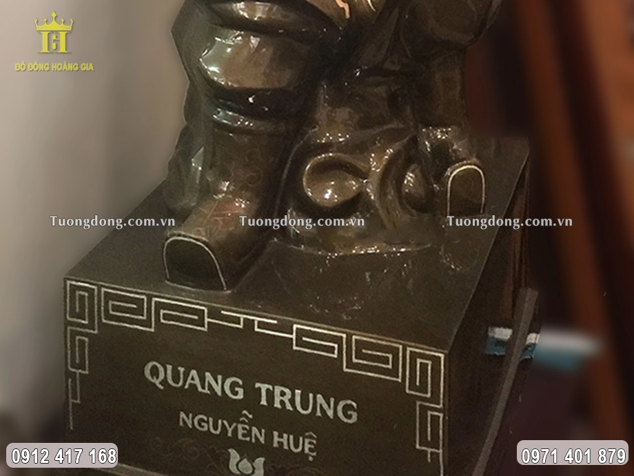 Phần chân đế được đúc chắc chắn, vững chãi